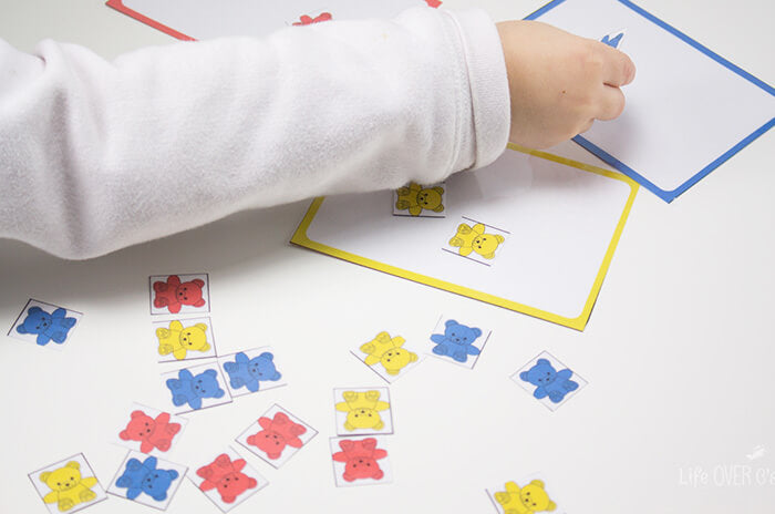 Sort colors with rainbow bears. Great way to help preschoolers learn colors!